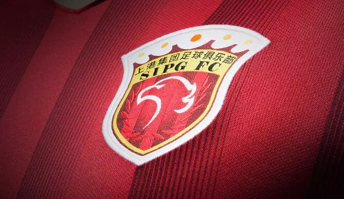 为什么主审主审在比赛中频繁向投手提供磨搓后的新球以防异物