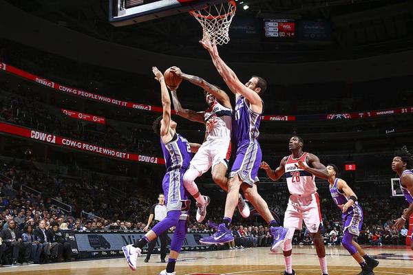 2025 年 9 月：小格雷罗单场五打数五安打，重夺美联打击榜首