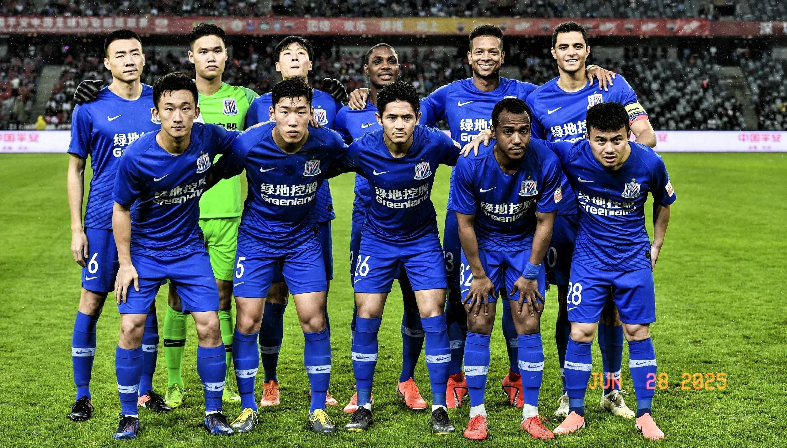 兰德尔娇妻主场助阵，两娃环绕，身材依旧吸睛（兰德尔爱妻主场现身助阵，携两娃同框，气质依旧亮眼）