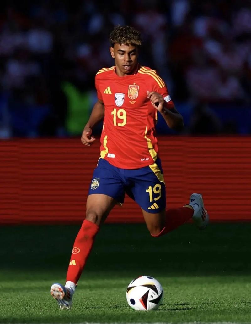 《从手指缝隙寻找旋转：解析现代棒球的粘性物质争议》