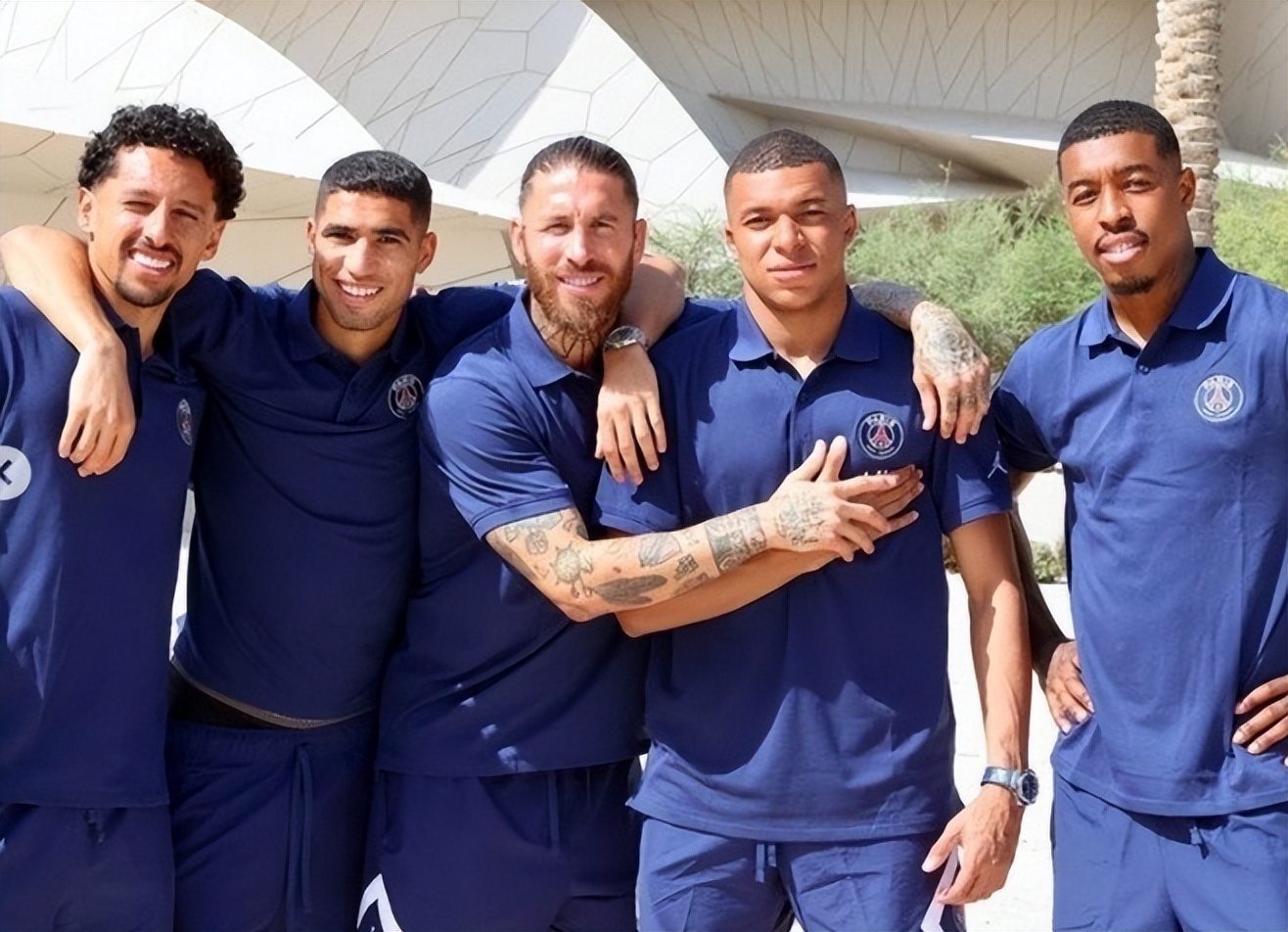 你们猜猜巴扎黑最喜欢带哪顶帽子？